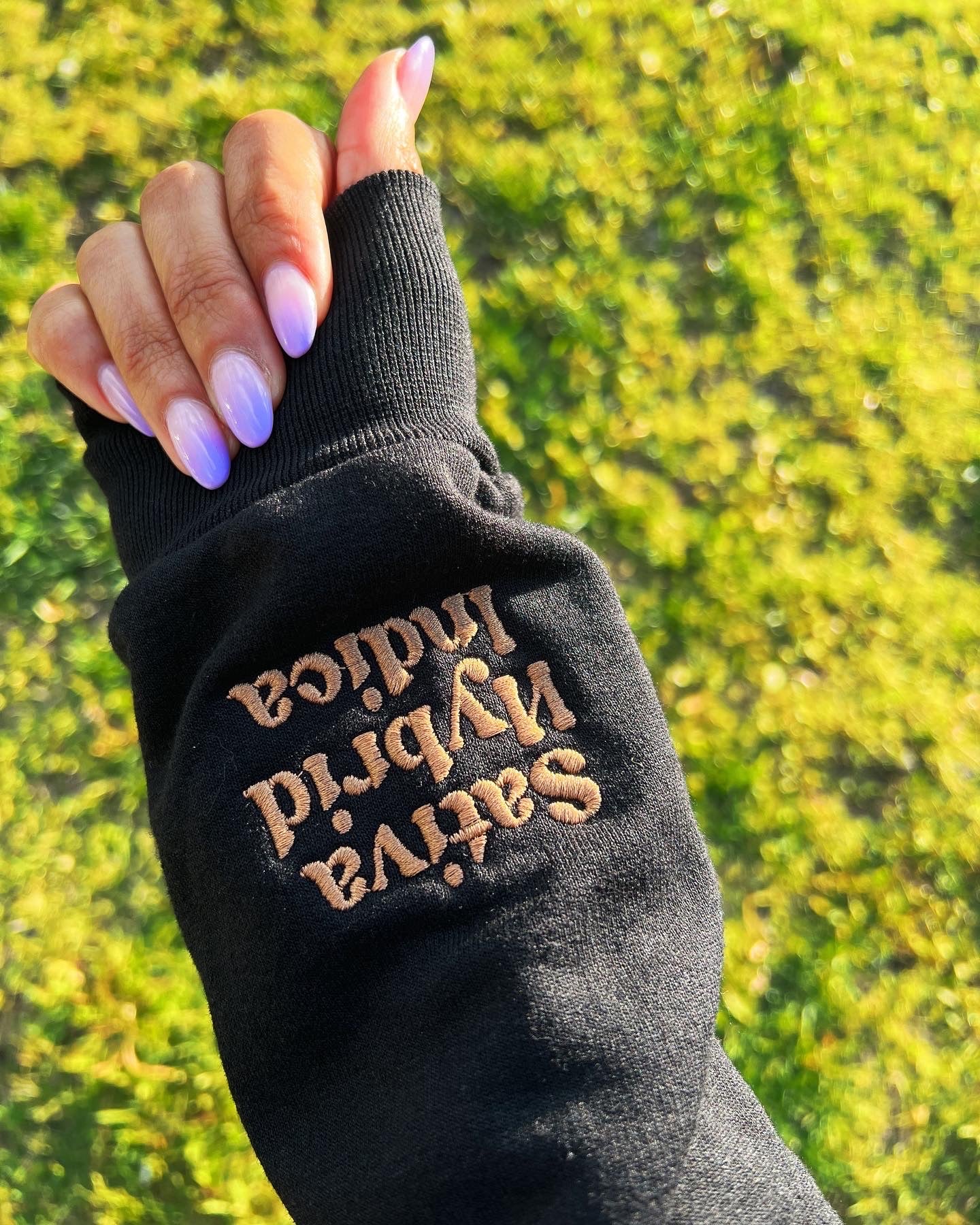 Good Moms Love Flowers Crewneck (Black)