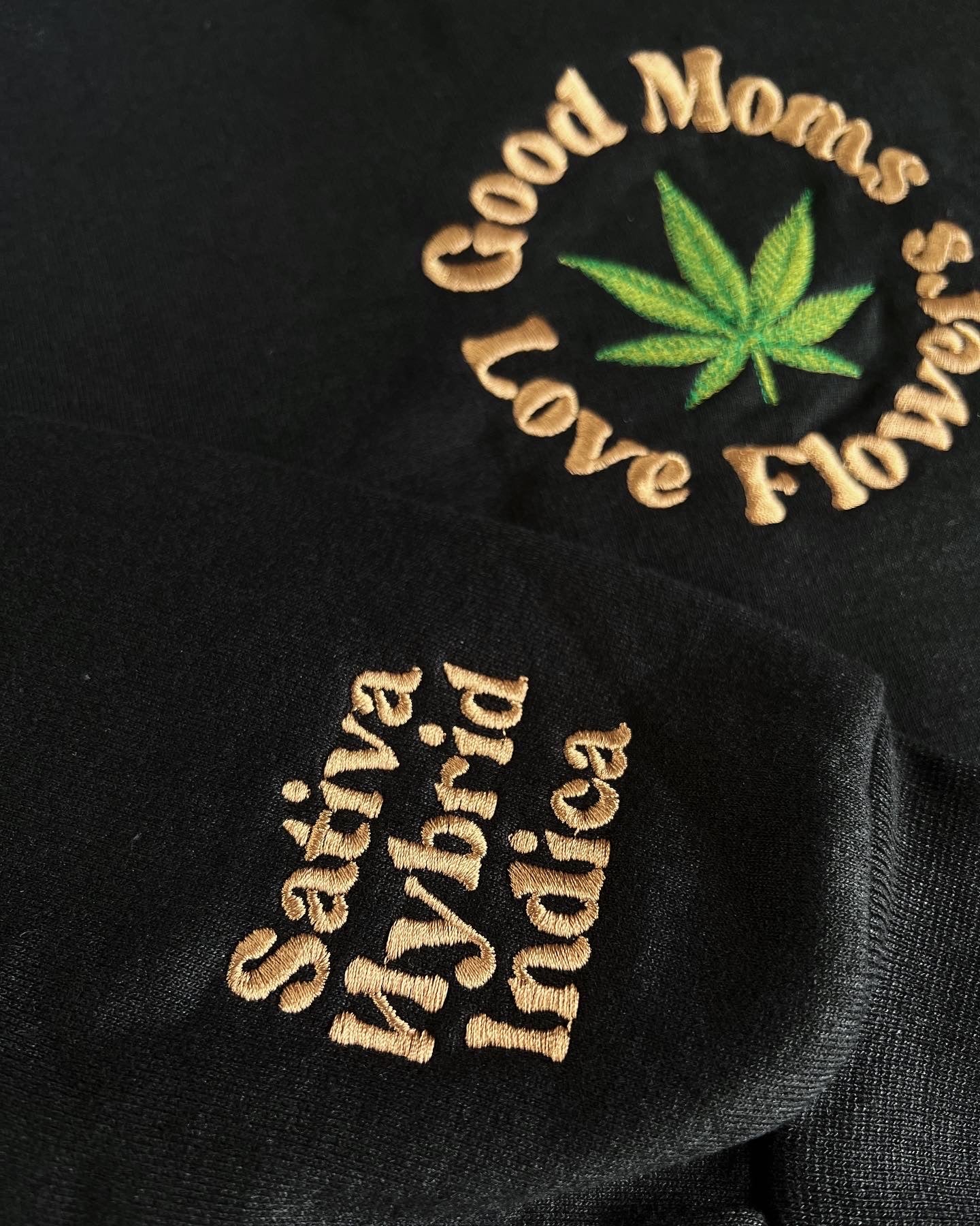 Good Moms Love Flowers Crewneck (Black)