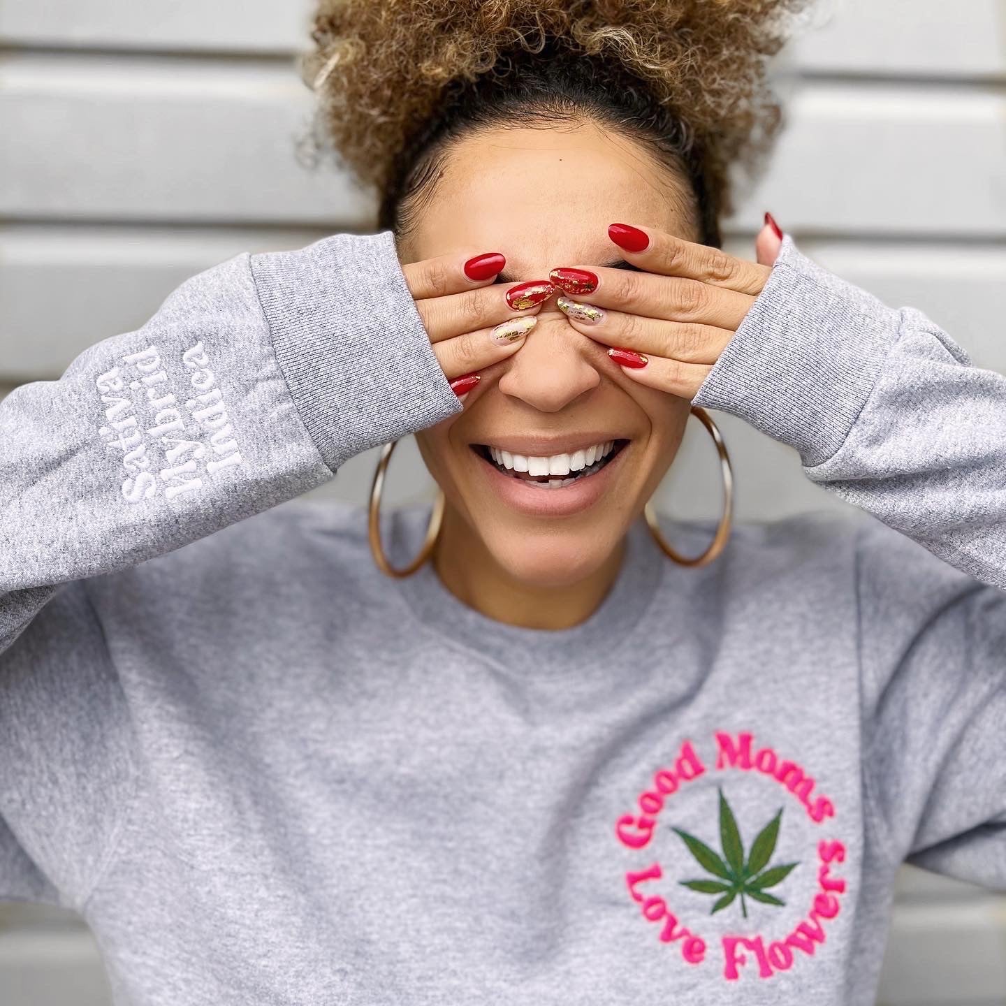 Good Moms Love Flowers Crewneck (grey)