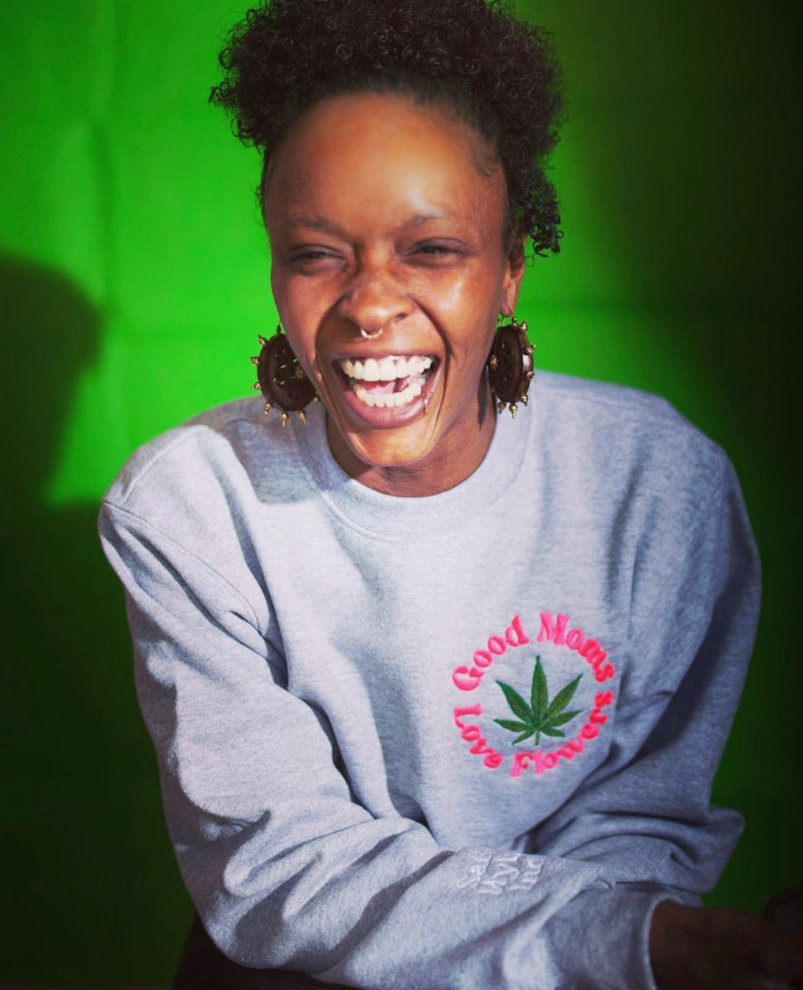 Good Moms Love Flowers Crewneck (grey)